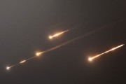 金昌伊朗以导弹齐射回应以色列的大规模袭击