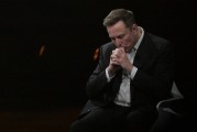 金昌特斯拉股价收涨超3%：特朗普无意沟通，马斯克父亲劝儿子低头