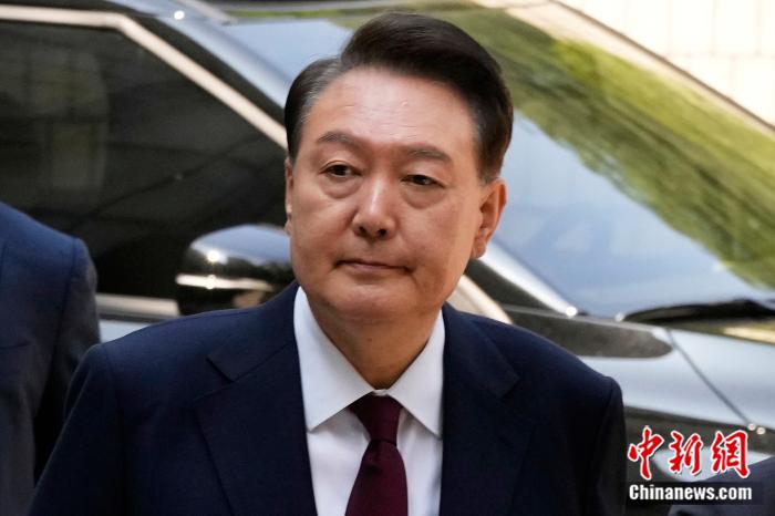 当(🐩)地时间2025年5月12日，韩国首尔，因被控(🎈)策划叛乱而受到审判的前总统(👄)尹锡悦抵达首尔中央地方法院。图/视觉中国